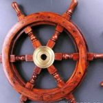 KORMIDLO DŘEVĚNÉ S MOSAZNÝM STŘEDEM 46CM