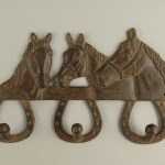 věšák litina podkova kůň