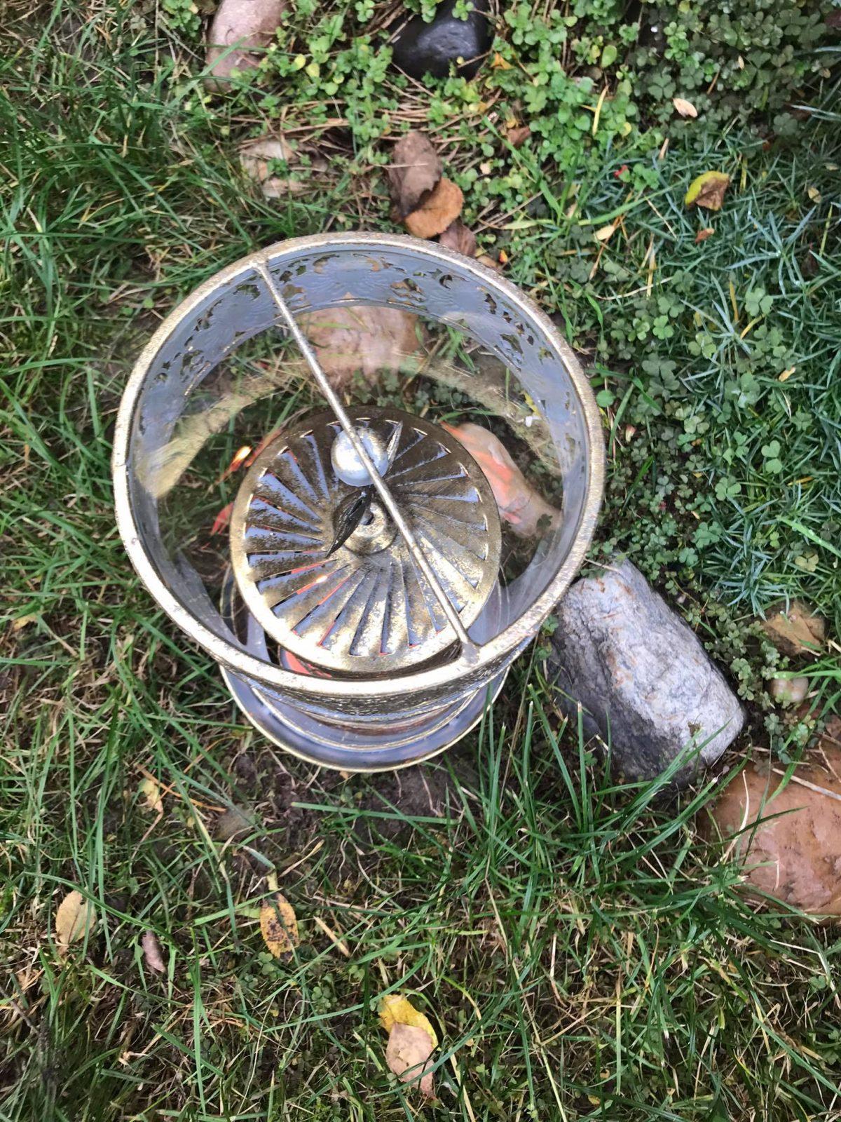 KRÁSNÁ KOVOVÁ LUCERNA OTÁČÍVÁ STŘÍBRNÁ PATINA - Obrázek 2