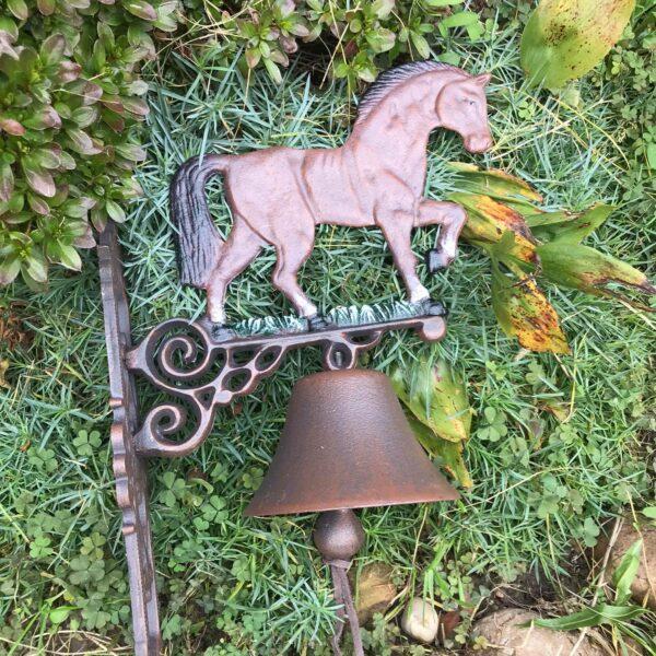 velký litiový zvon s koněm